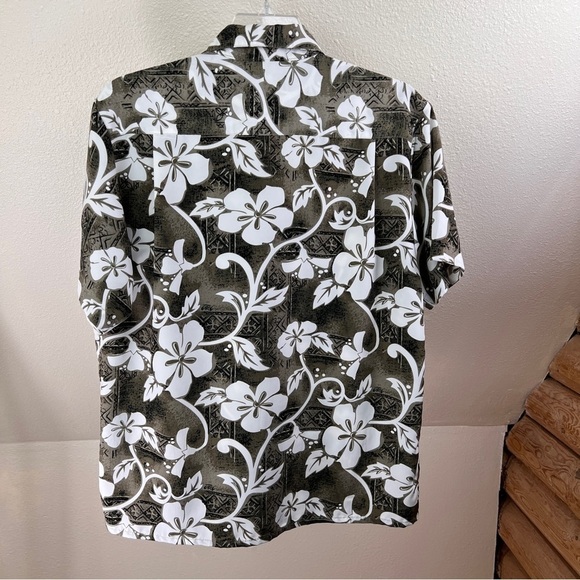 EXTREME GEAR HAWAIIAN SHIRT. Size Medium. Short sleeves. 100% Polyester - Picture 5 of 5